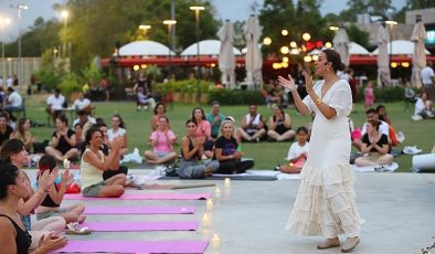 Gençler Konyaaltı'nda yoga ile buluştu